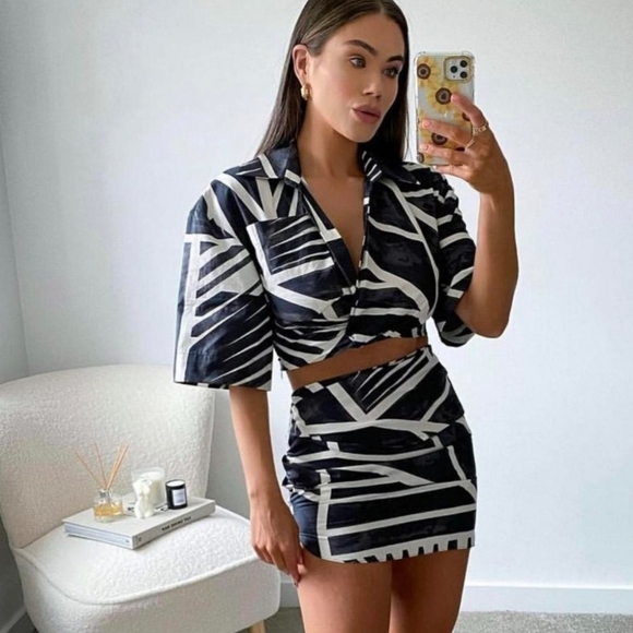 ZARA GEO PRINT MINI SKIRT - Picture 3 of 4